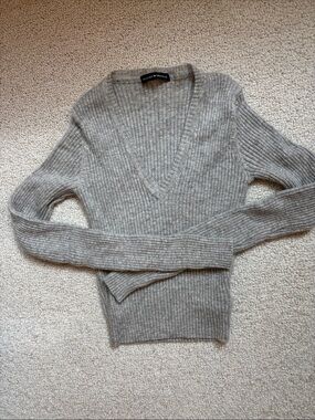 Brandy Melville Cropped Gray V-Neck Ribbed Sweater